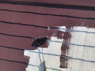 中塗り作業中のスレート屋根